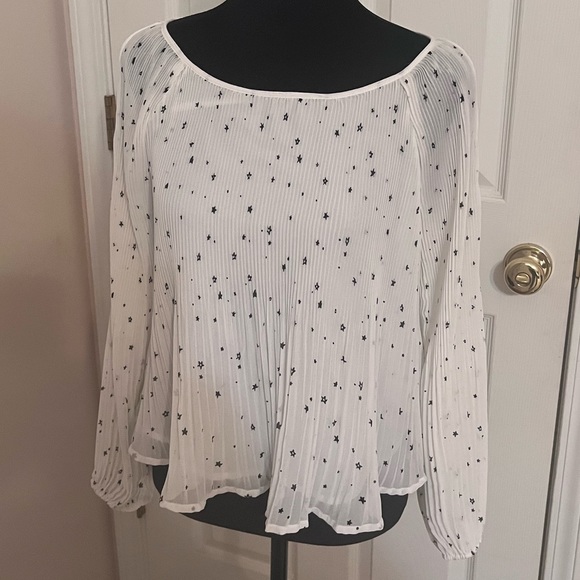 Hollister Tops - HOLLISTER COLD SHOULDER LINED PLEATED  BLOUSE SMALL White tiny stars festival